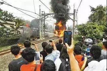 吃瓜群众起火,起火事件的惊人瞬间