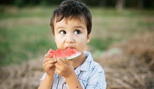 六姐妹吃瓜,欢乐共享的夏日时光